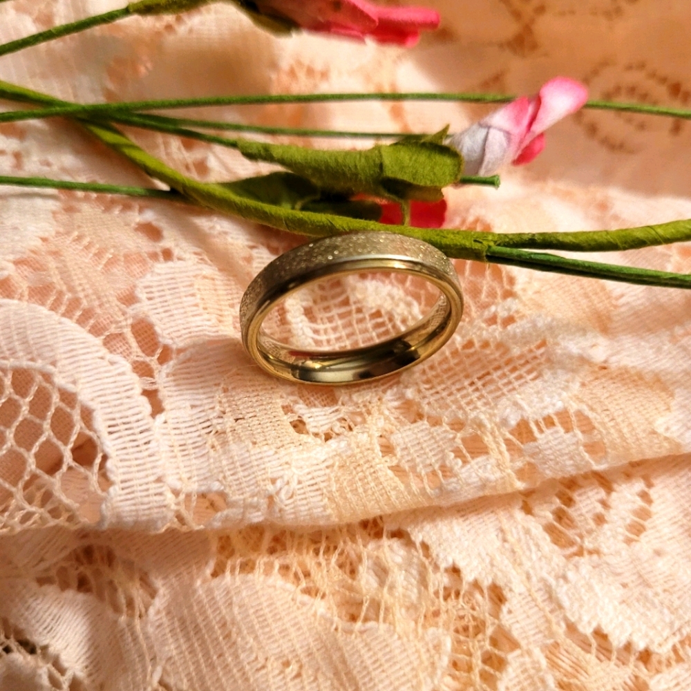 💜Shiny NEW Rose Gold Band - Size 7